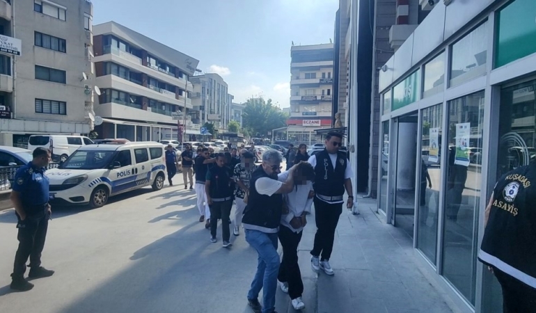 kusadasindaki-cinayetin-suphelileri-adliyeye-sevk-edildi-U9PFH5Mu.jpg