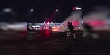 kutahyada-alev-alev-yanan-araca-itfaiye-ekipleri-seferber-oldu-e4WmjtWe.jpg