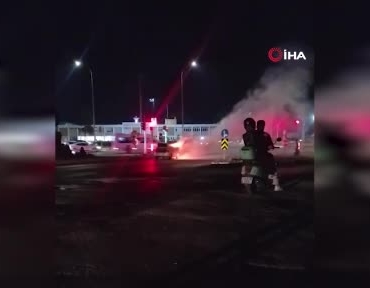 kutahyada-alev-alev-yanan-araca-itfaiye-ekipleri-seferber-oldu-e4WmjtWe.jpg