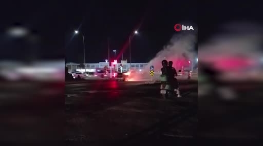 kutahyada-alev-alev-yanan-araca-itfaiye-ekipleri-seferber-oldu-e4WmjtWe.jpg