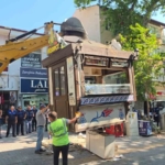 kutahyada-bufe-krizi-esnaf-kendini-catiya-zincirledi-polis-ve-zabita-esliginde-bufeler-kaldirildi-aEtleZxn.jpg