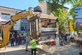 kutahyada-bufe-krizi-esnaf-kendini-catiya-zincirledi-polis-ve-zabita-esliginde-bufeler-kaldirildi-aEtleZxn.jpg