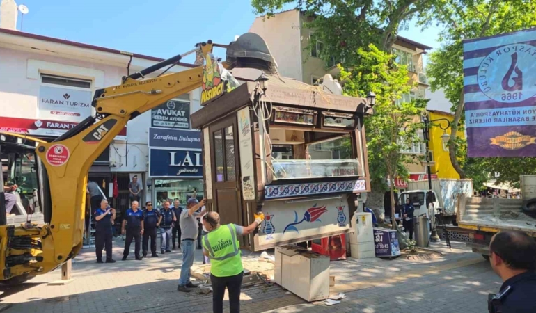 kutahyada-bufe-krizi-esnaf-kendini-catiya-zincirledi-polis-ve-zabita-esliginde-bufeler-kaldirildi-aEtleZxn.jpg