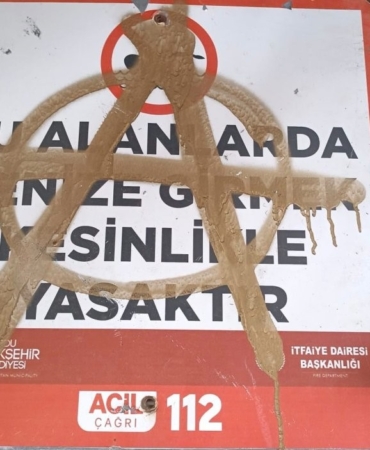 magandalar-can-simitlerini-caldi-uyari-levhalarina-zarar-verdi-yEtb8h5d.jpg