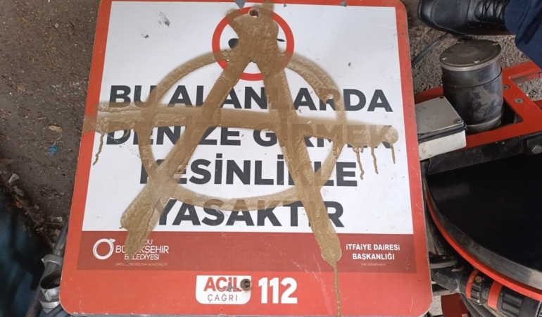 magandalar-can-simitlerini-caldi-uyari-levhalarina-zarar-verdi-yEtb8h5d.jpg