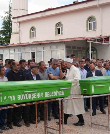 malatyada-kazada-hayatini-kaybeden-3-kisilik-aile-topraga-verildi-DBKvffVa.jpg