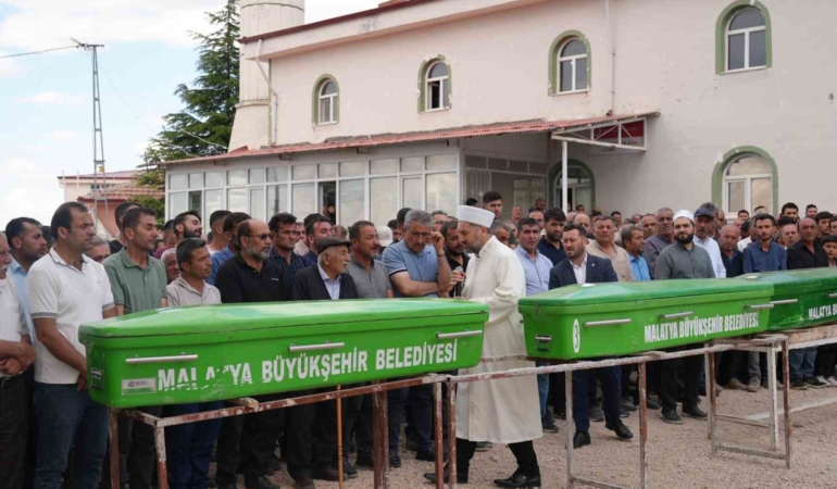malatyada-kazada-hayatini-kaybeden-3-kisilik-aile-topraga-verildi-DBKvffVa.jpg