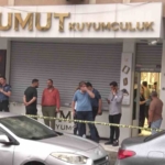 maltepede-silahli-kuyumcu-soygunu-supheliler-altinlarla-kacti-x7TM8bWb.jpg