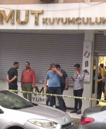 maltepede-silahli-kuyumcu-soygunu-supheliler-altinlarla-kacti-x7TM8bWb.jpg