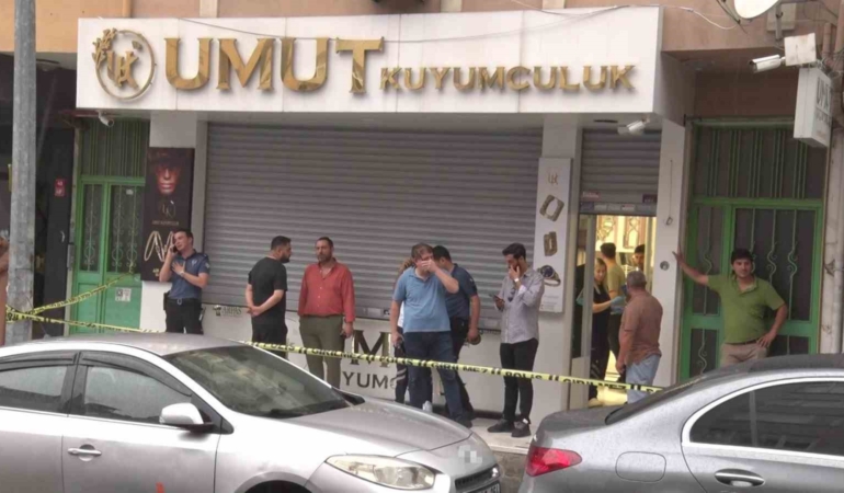 maltepede-silahli-kuyumcu-soygunu-supheliler-altinlarla-kacti-x7TM8bWb.jpg
