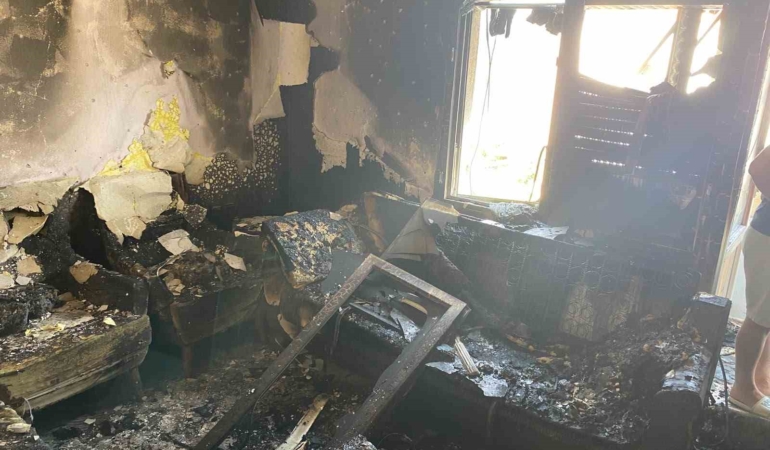 manisada-korkutan-yangin-ev-kullanilamaz-hale-geldi-3mGbAZWW.jpg