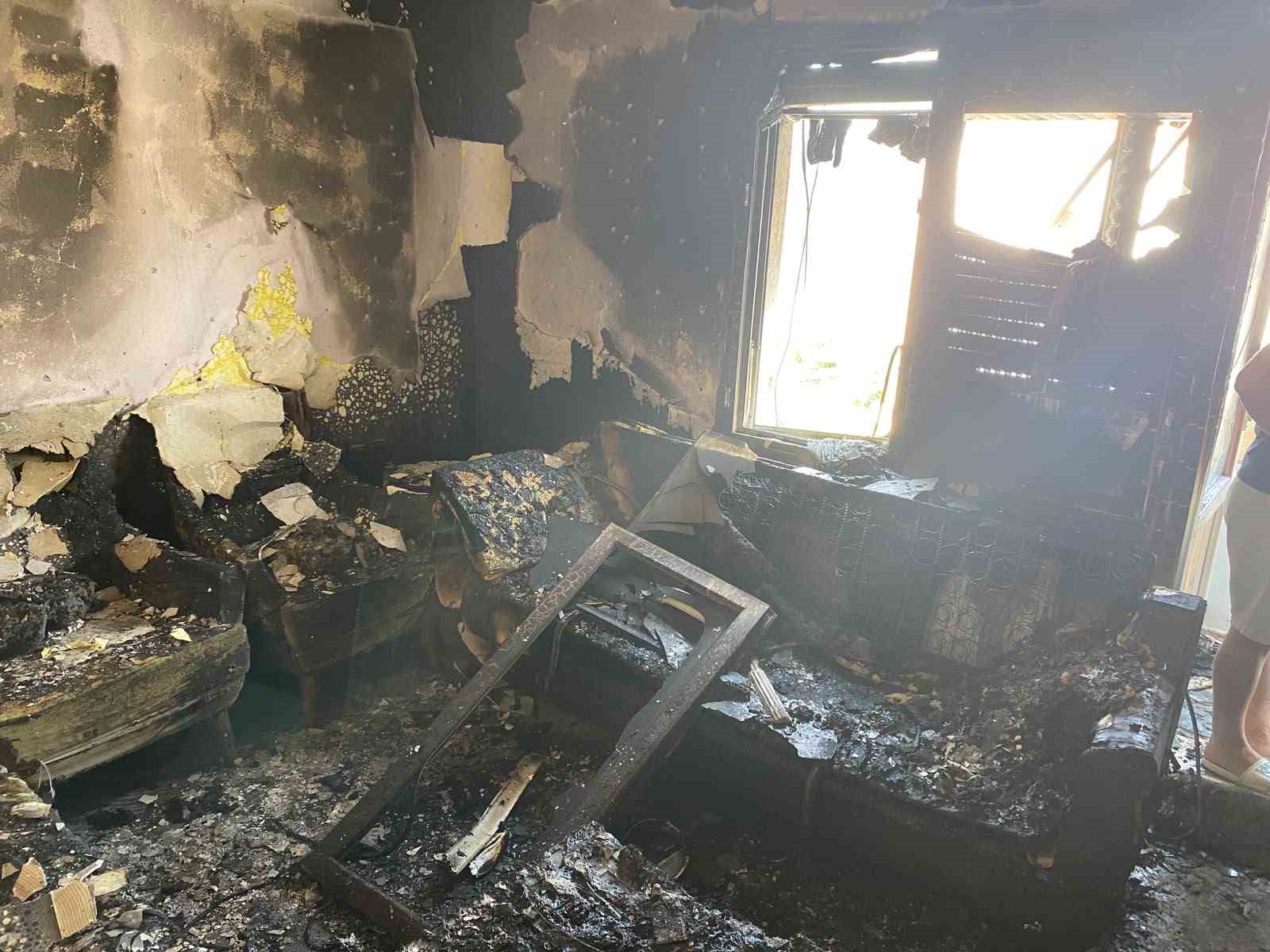 manisada-korkutan-yangin-ev-kullanilamaz-hale-geldi-3mGbAZWW.jpg