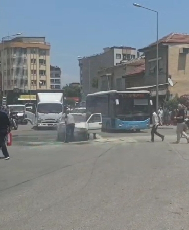manisada-seyir-halindeki-otomobil-alev-aldi-DQ1Pqwd3.jpg