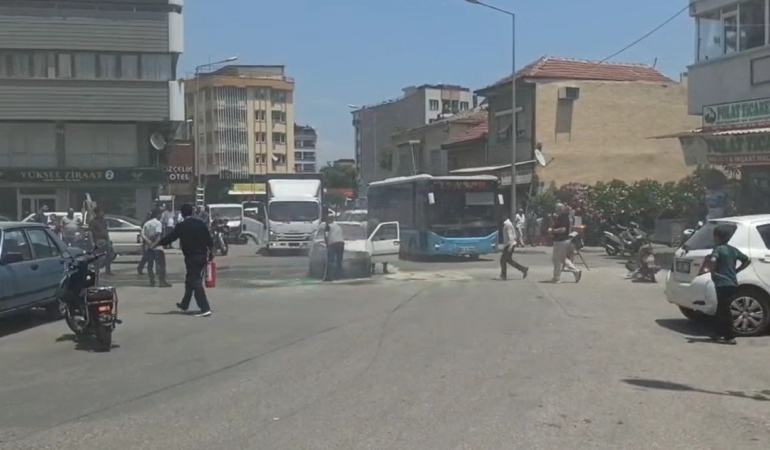 manisada-seyir-halindeki-otomobil-alev-aldi-DQ1Pqwd3.jpg