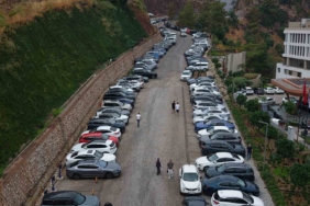 marmariste-dikkat-ceken-tablo-otellerde-doluluk-sorunu-yasanirken-bu-tesisin-kapisinda-arac-kuyrugu-olustu-lkLgCHdh.jpg