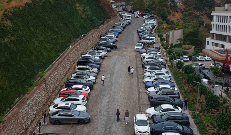 marmariste-dikkat-ceken-tablo-otellerde-doluluk-sorunu-yasanirken-bu-tesisin-kapisinda-arac-kuyrugu-olustu-lkLgCHdh.jpg