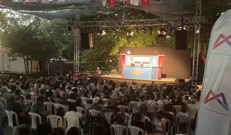mersin-sehir-tiyatrosu-13-ilcede-4-binin-uzerinde-seyirciyle-bulustu-YQIKq1BF.jpg