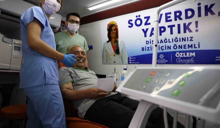 mobil-dis-klinikleri-3-ilcede-vatandaslarla-bulustu-O3rVZF6Y.jpg