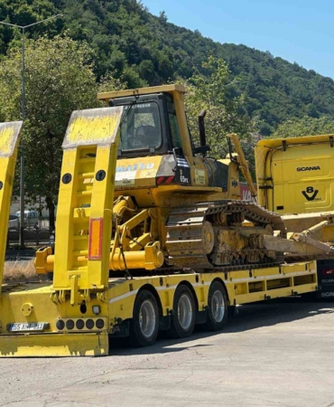 motosiklet-ile-is-makinesi-tasiyan-tir-carpisti-1-yarali-I14ghhwZ.jpg