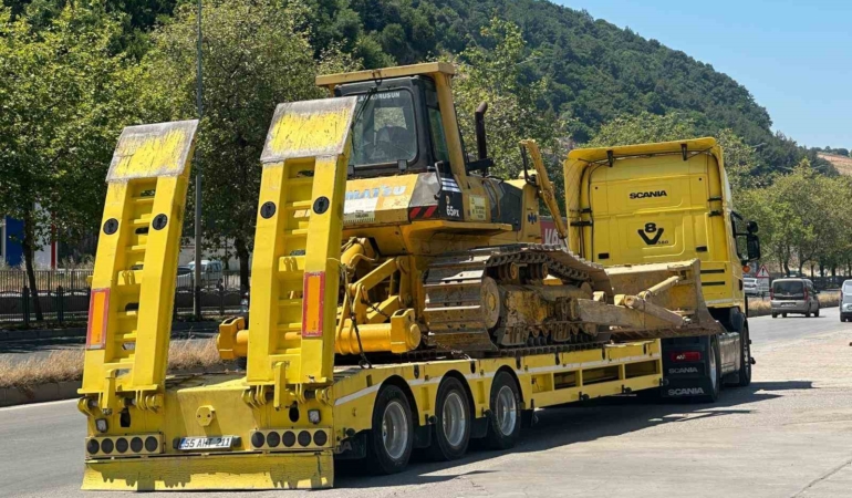 motosiklet-ile-is-makinesi-tasiyan-tir-carpisti-1-yarali-I14ghhwZ.jpg