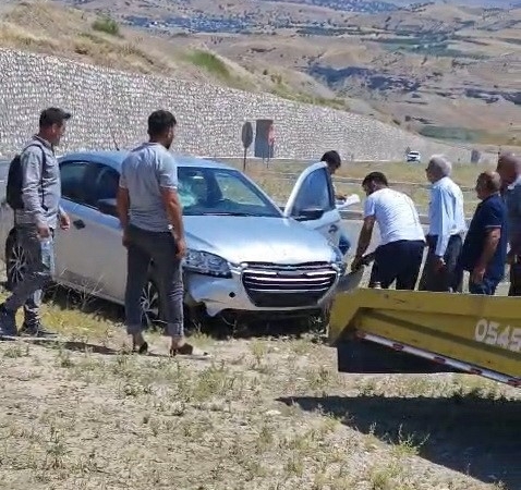 motosiklete-carpmamak-icin-manevra-yapinca-kaza-yapti-1-yarali-ylSsdNTD.jpg