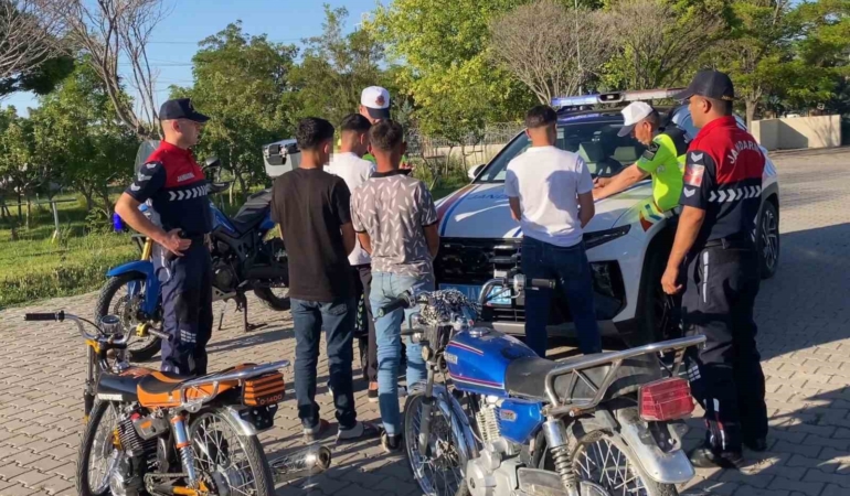 motosikletli-trafik-canavarlari-jandarmadan-kacamadi-XrTsXspK.jpg