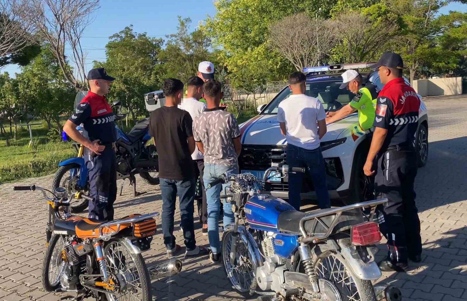 motosikletli-trafik-canavarlari-jandarmadan-kacamadi-XrTsXspK.jpg