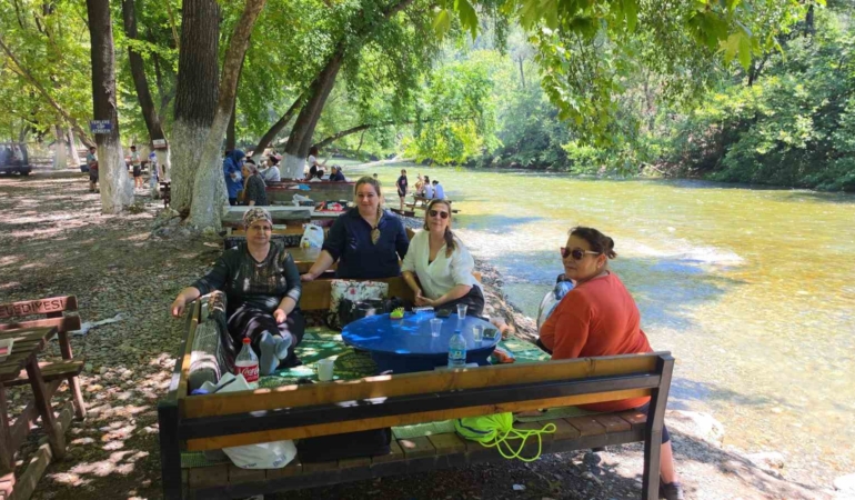 nazillide-incir-isletmesi-calisanlari-yeni-sezon-oncesi-eglendi-xUkO1NDQ.jpg