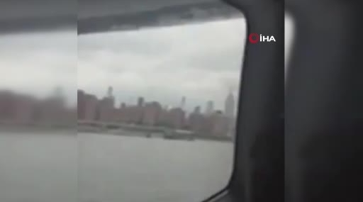 new-york-semalarinda-seyreden-deniz-ucagi-nehre-sert-inis-yapti-2-yarali-9pkY5Vuy.jpg