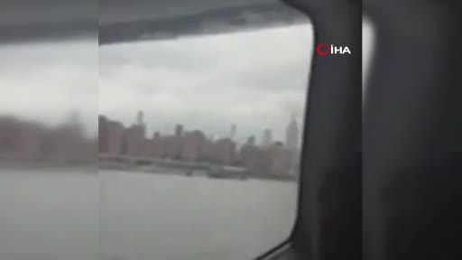 new-york-semalarinda-seyreden-deniz-ucagi-nehre-sert-inis-yapti-2-yarali-9pkY5Vuy.jpg
