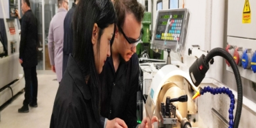 ÖN LİSANS ÖĞRENCİLERİ EĞİTİMLERİNİN EN AZ BİR DÖNEMİNİ İŞLETMELERDE TAMAMLAYACAK YÜKSEKÖĞRETİM KURULU BAŞKANI ÖZVAR: "TEMEL HEDEFİMİZ; ÜNİVERSİTE İLE ÇALIŞMA HAYATI ARASINDAKİ MESAFEYİ AZALTMAK"