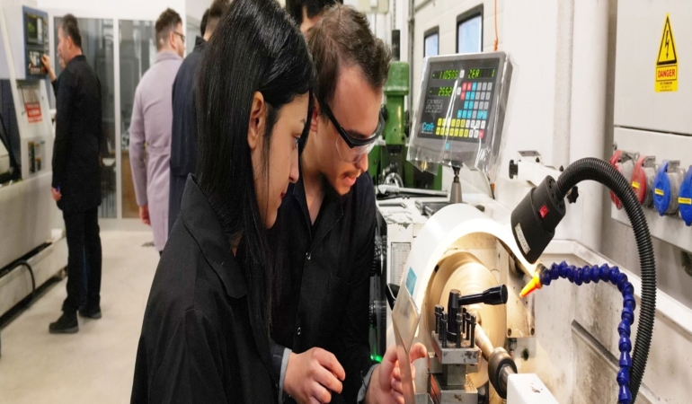 ÖN LİSANS ÖĞRENCİLERİ EĞİTİMLERİNİN EN AZ BİR DÖNEMİNİ İŞLETMELERDE TAMAMLAYACAK YÜKSEKÖĞRETİM KURULU BAŞKANI ÖZVAR: "TEMEL HEDEFİMİZ; ÜNİVERSİTE İLE ÇALIŞMA HAYATI ARASINDAKİ MESAFEYİ AZALTMAK"