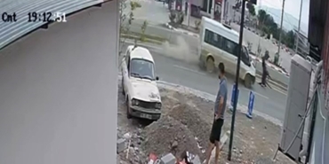 osmaniyede-minibus-basibos-ata-carpti-As1Q3EIa.jpg