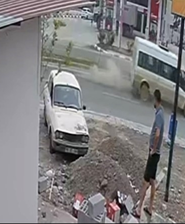 osmaniyede-minibus-basibos-ata-carpti-As1Q3EIa.jpg