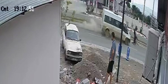 osmaniyede-minibus-basibos-ata-carpti-As1Q3EIa.jpg