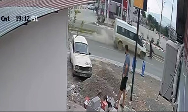osmaniyede-minibus-basibos-ata-carpti-As1Q3EIa.jpg