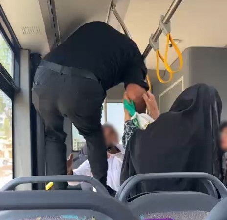 otobuste-tekmeli-yumruklu-kavga-RYU6i3xy.jpg