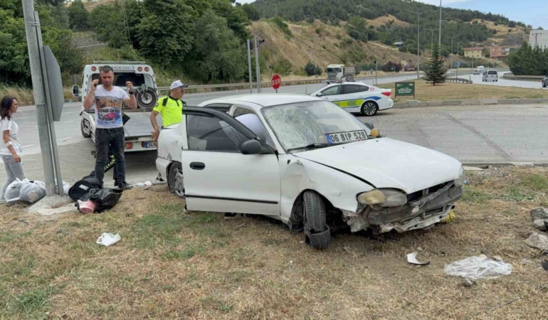 otomobilin-refuje-ciktigi-kaza-maddi-hasarla-atlatildi-BzSh5agC.jpg