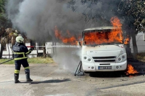 park-halindeki-minibus-alev-alev-yandi-qQNXcgc8.jpg