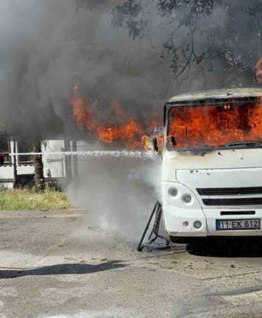 park-halindeki-minibus-alev-alev-yandi-qQNXcgc8.jpg