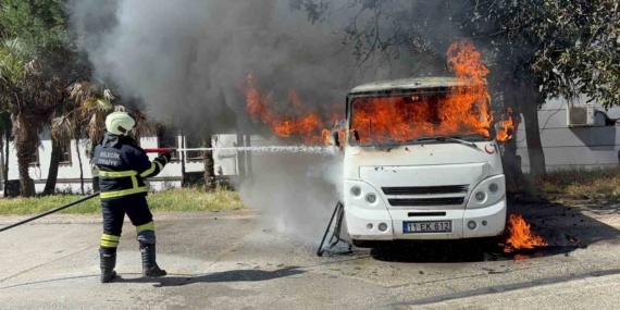park-halindeki-minibus-alev-alev-yandi-qQNXcgc8.jpg