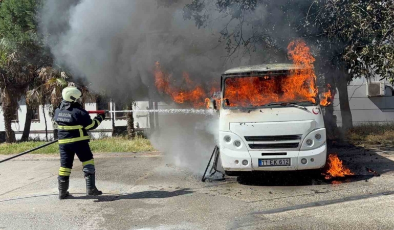 park-halindeki-minibus-alev-alev-yandi-qQNXcgc8.jpg