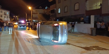 park-halindeki-otomobile-carpip-yan-yatti-surucusu-olay-yerinden-kacti-9BPcLUiM.jpg