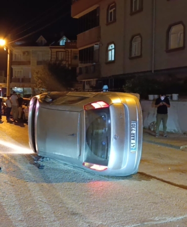 park-halindeki-otomobile-carpip-yan-yatti-surucusu-olay-yerinden-kacti-9BPcLUiM.jpg