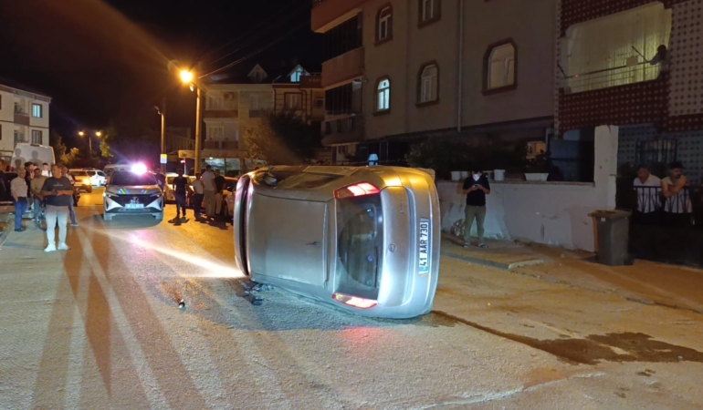 park-halindeki-otomobile-carpip-yan-yatti-surucusu-olay-yerinden-kacti-9BPcLUiM.jpg