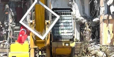 pendikte-yikim-sirasinda-dikkat-ceken-hassasiyet-kepce-operatoru-turk-bayragi-icin-calismayi-durdurdu-q8i5Qz4L.jpg
