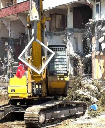 pendikte-yikim-sirasinda-dikkat-ceken-hassasiyet-kepce-operatoru-turk-bayragi-icin-calismayi-durdurdu-q8i5Qz4L.jpg