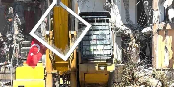 pendikte-yikim-sirasinda-dikkat-ceken-hassasiyet-kepce-operatoru-turk-bayragi-icin-calismayi-durdurdu-q8i5Qz4L.jpg