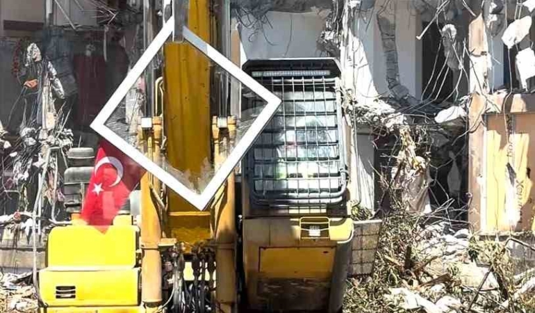 pendikte-yikim-sirasinda-dikkat-ceken-hassasiyet-kepce-operatoru-turk-bayragi-icin-calismayi-durdurdu-q8i5Qz4L.jpg
