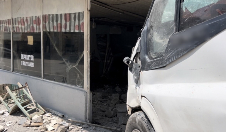 pikapla-carpisan-minibus-kiraathaneye-daldi-1-olu-3-yarali-9Buhy7Ne.jpg